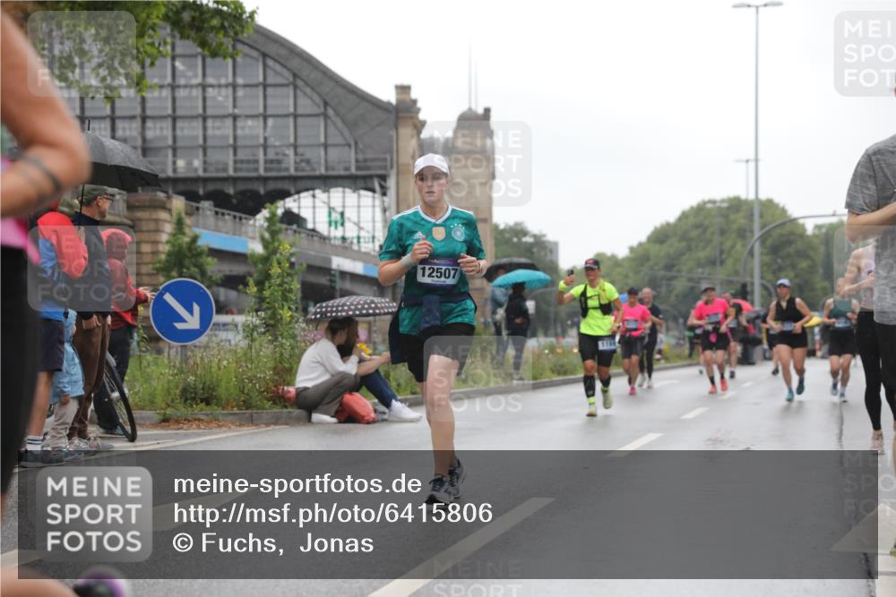 30.06.2024 - hella hamburg halbmarathon Fuchs,  Jonas http://msf.ph/oto/6415806 30.06.2024 11:45:14 20KM 635, 693, 752, 1169, 1347, 1798, 2143, 2866, 3955, 4417, 4733, 5881, 6011, 6044, 6291, 6352, 6577, 6578, 6976, 6987, 7370, 7660, 7763, 8117, 8365, 9597, 9904, 10334, 10686, 11785, 12076, 12507, 13319 meine-sportfotos.de