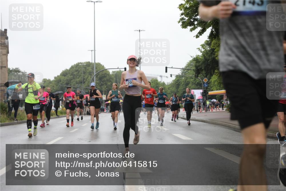 30.06.2024 - hella hamburg halbmarathon Fuchs,  Jonas http://msf.ph/oto/6415815 30.06.2024 11:45:15 20KM 635, 693, 752, 1169, 1347, 1798, 2143, 2866, 3955, 4417, 4733, 5881, 6011, 6044, 6291, 6352, 6577, 6578, 6976, 6987, 7370, 7660, 7763, 8117, 8365, 9597, 9904, 10334, 10686, 11785, 12076, 12507, 13319 meine-sportfotos.de