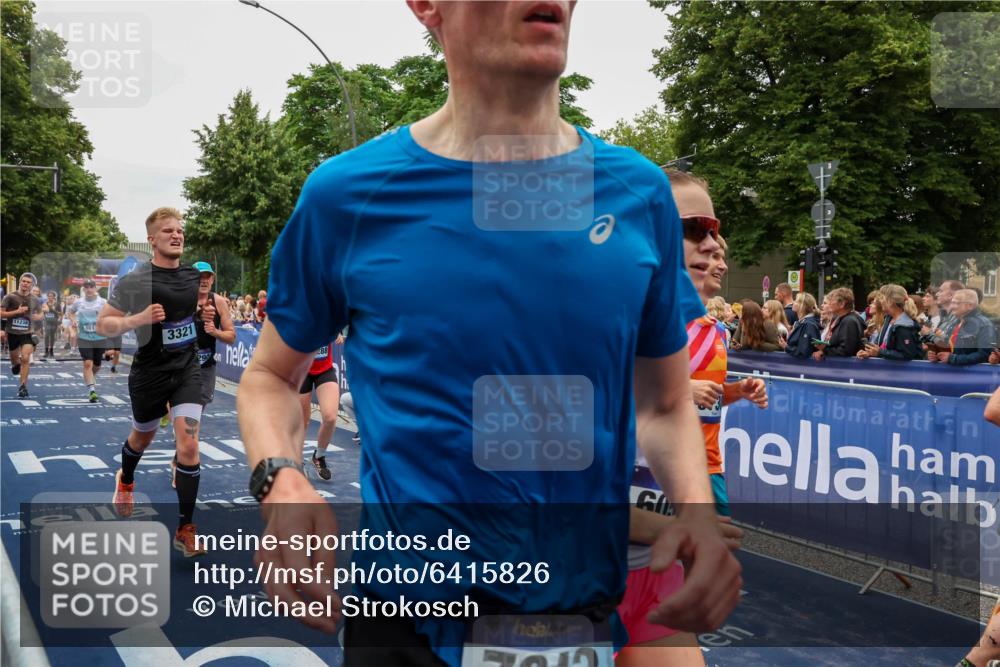 30.06.2024 - hella hamburg halbmarathon Michael Strokosch http://msf.ph/oto/6415826 30.06.2024 11:11:16 Ziel 851, 1011, 1538, 2595, 3321, 4158, 4334, 5005, 5730, 7052, 7243, 8903, 8961, 9869, 10532, 10535, 10661, 11238, 11867, 12288, 12290, 13174 meine-sportfotos.de