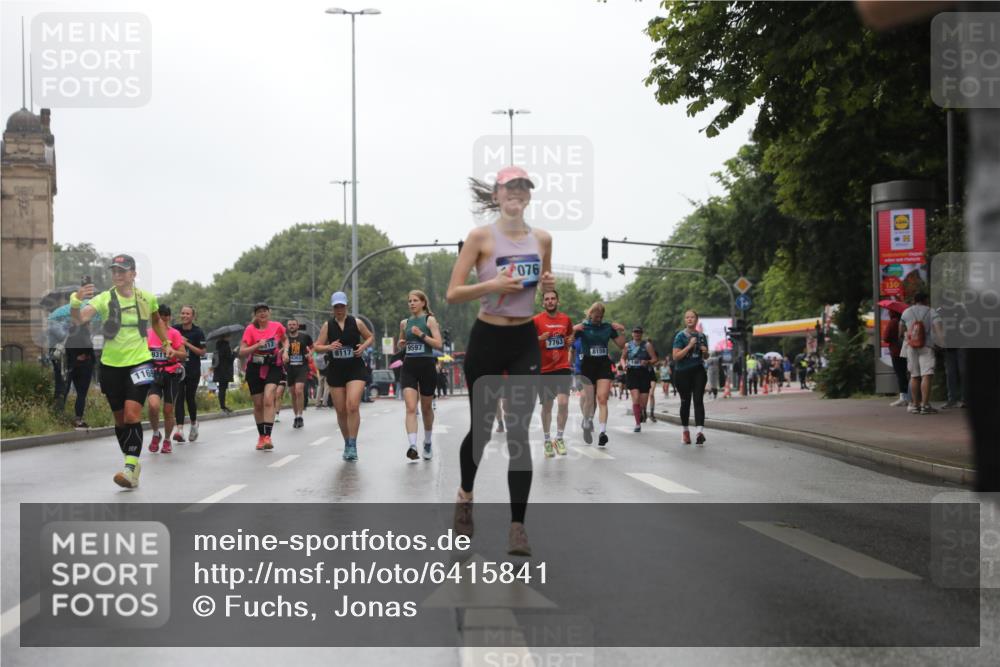 30.06.2024 - hella hamburg halbmarathon Fuchs,  Jonas http://msf.ph/oto/6415841 30.06.2024 11:45:16 20KM 635, 693, 752, 1169, 1347, 1461, 1463, 1798, 2143, 2866, 3955, 4417, 4733, 5881, 6044, 6291, 6352, 6577, 6578, 6976, 6987, 7370, 7660, 7763, 8117, 8365, 9311, 9312, 9597, 9904, 10334, 10686, 11785, 12076, 12507, 13319 meine-sportfotos.de