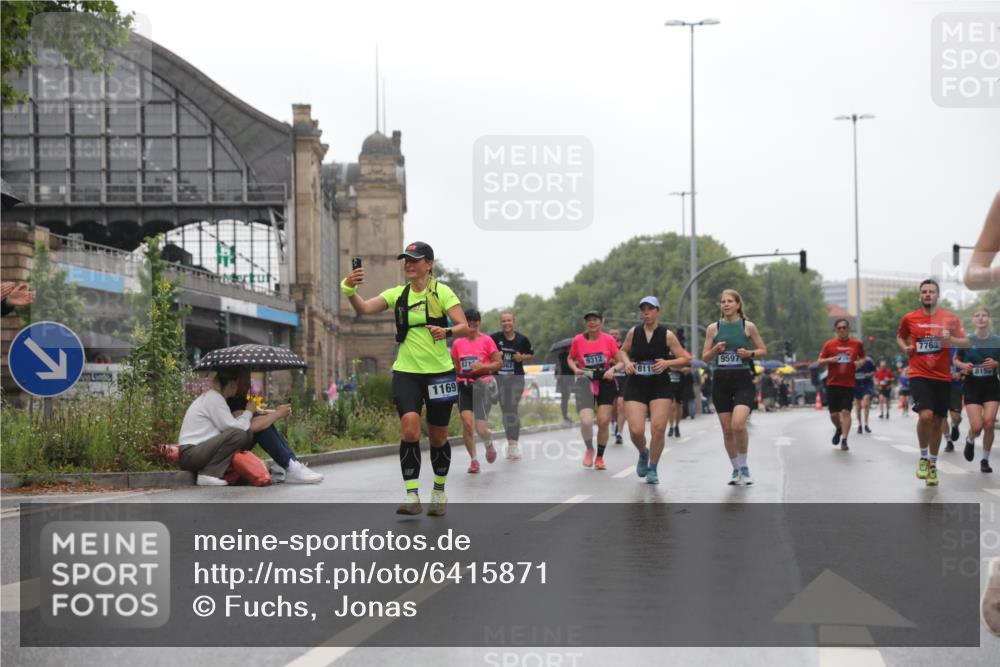 30.06.2024 - hella hamburg halbmarathon Fuchs,  Jonas http://msf.ph/oto/6415871 30.06.2024 11:45:17 20KM 635, 693, 752, 1169, 1347, 1461, 1463, 2143, 2866, 3955, 4417, 4733, 6044, 6291, 6352, 6577, 6578, 6976, 6987, 7370, 7660, 7763, 8117, 8159, 8160, 8365, 9311, 9312, 9597, 9904, 10686, 11785, 12076, 12507, 13319 meine-sportfotos.de
