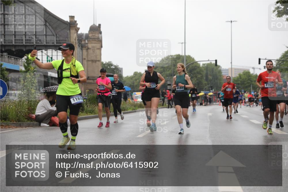 30.06.2024 - hella hamburg halbmarathon Fuchs,  Jonas http://msf.ph/oto/6415902 30.06.2024 11:45:18 20KM 693, 752, 1169, 1347, 1461, 1463, 2143, 2387, 2866, 4417, 4733, 6291, 6352, 6577, 6578, 6976, 6987, 7370, 7660, 7763, 8117, 8159, 8160, 8365, 9311, 9312, 9597, 9904, 10686, 11785, 12076, 12507, 13319 meine-sportfotos.de