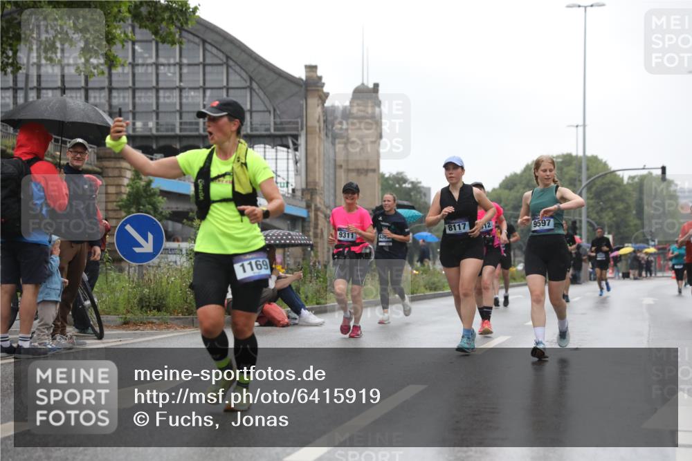 30.06.2024 - hella hamburg halbmarathon Fuchs,  Jonas http://msf.ph/oto/6415919 30.06.2024 11:45:19 20KM 1169, 1347, 1461, 1463, 2143, 2387, 2866, 4362, 4417, 4733, 6291, 6352, 6577, 6578, 6976, 6987, 7370, 7660, 7763, 8117, 8159, 8160, 8365, 8401, 9311, 9312, 9597, 9904, 10686, 11785, 12076, 12507, 13319 meine-sportfotos.de