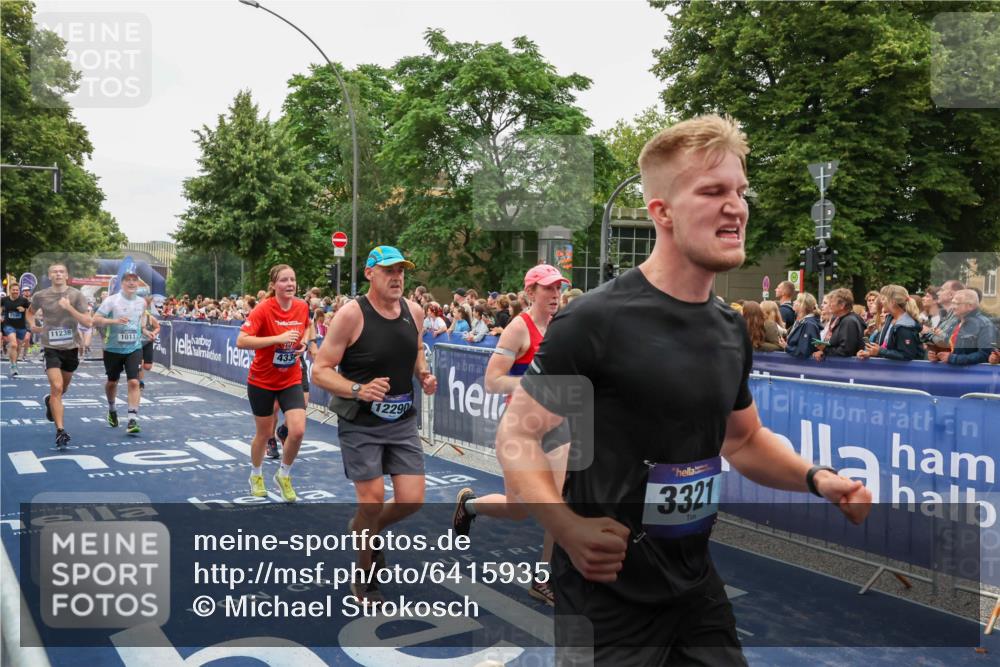 30.06.2024 - hella hamburg halbmarathon Michael Strokosch http://msf.ph/oto/6415935 30.06.2024 11:11:17 Ziel 851, 1011, 1538, 2595, 3321, 4158, 4327, 4334, 5730, 6202, 7052, 7243, 8184, 8903, 9031, 10532, 10535, 10661, 11238, 11867, 12288, 12290, 13174 meine-sportfotos.de