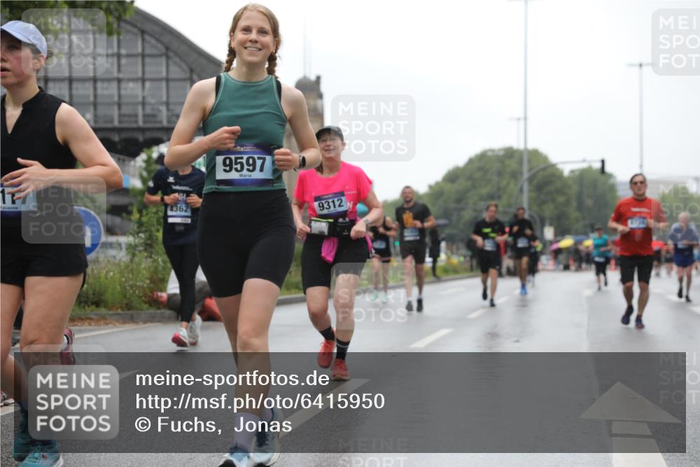 30.06.2024 - hella hamburg halbmarathon Fuchs,  Jonas http://msf.ph/oto/6415950 30.06.2024 11:45:21 20KM 1169, 1347, 1461, 1463, 2143, 2387, 4362, 4417, 4733, 6291, 6352, 6577, 6578, 6976, 6987, 7370, 7660, 7763, 8117, 8159, 8160, 8365, 8401, 9194, 9311, 9312, 9597, 9739, 9904, 10686, 10857, 11785, 12076, 12507, 13319 meine-sportfotos.de