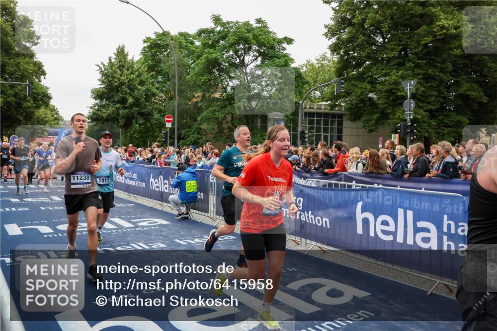 30.06.2024 - hella hamburg halbmarathon Michael Strokosch http://msf.ph/oto/6415958 30.06.2024 11:11:18 Ziel 851, 1011, 1538, 2595, 3321, 4327, 4334, 5117, 5730, 6202, 8184, 8384, 8903, 9031, 10532, 10535, 10661, 11238, 11867, 12288, 12290, 13174, 13270 meine-sportfotos.de
