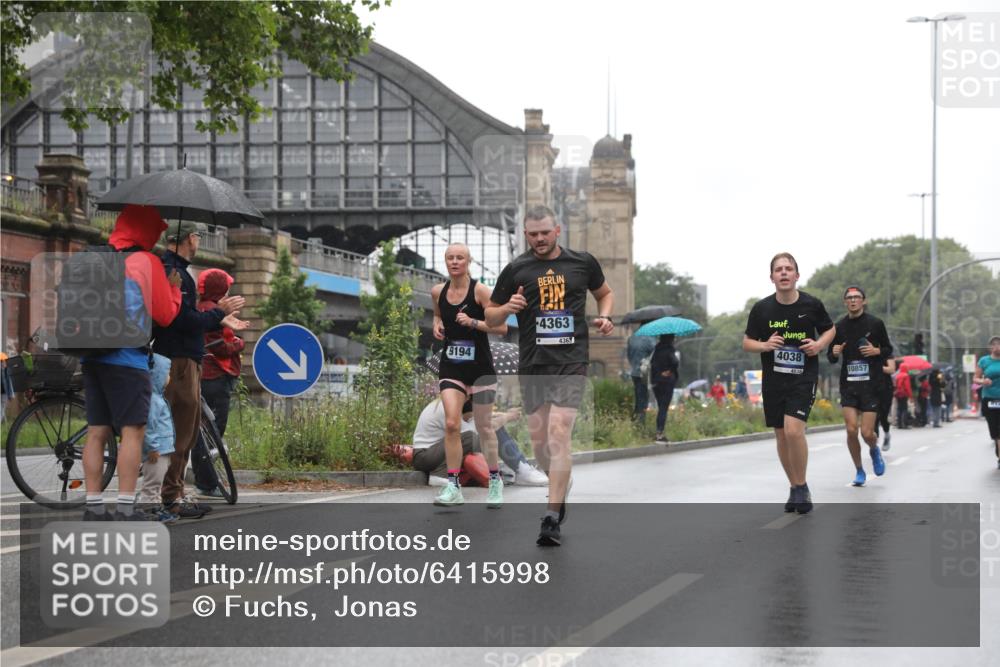 30.06.2024 - hella hamburg halbmarathon Fuchs,  Jonas http://msf.ph/oto/6415998 30.06.2024 11:45:25 20KM 1169, 1347, 1461, 1463, 2143, 2387, 4038, 4362, 4363, 4733, 6291, 6352, 6577, 6578, 6976, 6987, 7079, 7763, 8117, 8159, 8160, 8365, 8401, 9194, 9311, 9312, 9597, 9739, 9904, 9940, 10686, 10857, 12076, 12507 meine-sportfotos.de