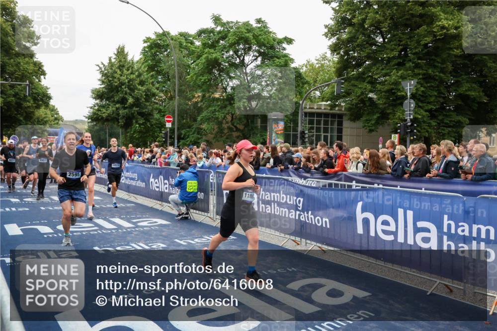 30.06.2024 - hella hamburg halbmarathon Michael Strokosch http://msf.ph/oto/6416008 30.06.2024 11:11:20 Ziel 851, 1011, 1538, 2595, 4327, 4334, 5117, 6173, 6202, 8037, 8184, 8384, 8903, 9031, 10532, 10535, 10661, 11238, 11867, 13174, 13184, 13270 meine-sportfotos.de