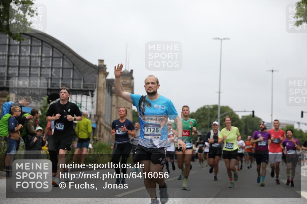 30.06.2024 - hella hamburg halbmarathon Fuchs,  Jonas http://msf.ph/oto/6416056 30.06.2024 11:13:10 20KM 610, 1924, 2182, 2422, 3556, 4205, 4325, 6220, 6221, 6419, 6583, 6725, 6900, 7126, 7810, 8031, 8339, 8634, 8650, 8943, 9083, 9310, 10105, 10448, 10462, 10518, 10954, 10988, 11071, 11073, 11145, 11198, 11289, 11426, 11718, 13082, 13405, 13438 meine-sportfotos.de