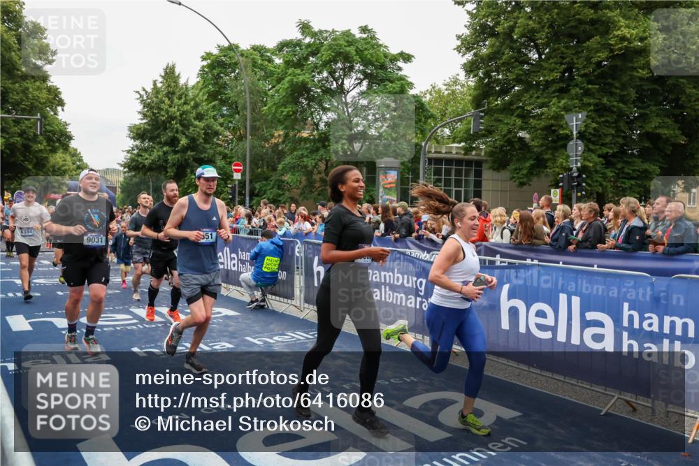 30.06.2024 - hella hamburg halbmarathon Michael Strokosch http://msf.ph/oto/6416086 30.06.2024 11:11:23 Ziel 851, 1538, 2595, 4258, 4327, 5117, 6173, 6202, 8035, 8037, 8156, 8158, 8184, 8384, 8903, 9031, 9891, 9905, 10532, 10535, 13174, 13184, 13270 meine-sportfotos.de