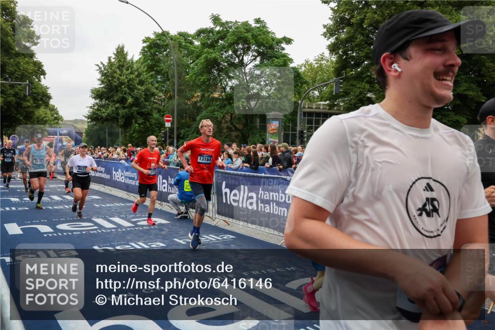 30.06.2024 - hella hamburg halbmarathon Michael Strokosch http://msf.ph/oto/6416146 30.06.2024 11:11:26 Ziel 538, 831, 4258, 4327, 5117, 6173, 6202, 7233, 7466, 7482, 8035, 8037, 8156, 8158, 8184, 8384, 9031, 9891, 9905, 11140, 12554, 13184, 13270 meine-sportfotos.de