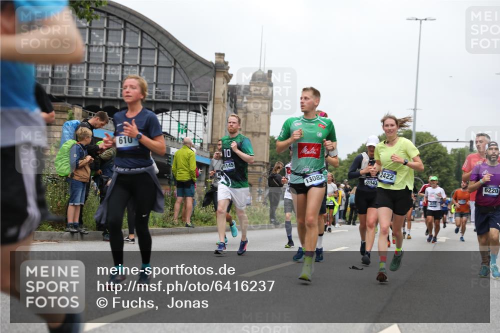 30.06.2024 - hella hamburg halbmarathon Fuchs,  Jonas http://msf.ph/oto/6416237 30.06.2024 11:13:11 20KM 610, 1924, 2422, 2672, 3556, 4205, 4325, 6220, 6221, 6419, 6583, 6725, 6900, 7126, 7810, 8031, 8339, 8634, 8650, 8943, 9310, 10105, 10448, 10518, 10954, 10988, 11071, 11073, 11145, 11198, 11289, 11324, 11426, 11718, 13082, 13405, 13438 meine-sportfotos.de