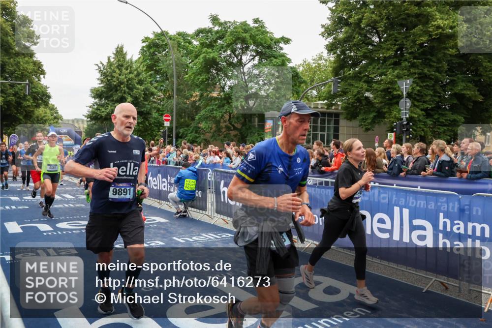 30.06.2024 - hella hamburg halbmarathon Michael Strokosch http://msf.ph/oto/6416273 30.06.2024 11:11:30 Ziel 538, 688, 703, 831, 3599, 4258, 7233, 7466, 7482, 8035, 8156, 8158, 9388, 9891, 9905, 11140, 11387, 11660, 12554 meine-sportfotos.de
