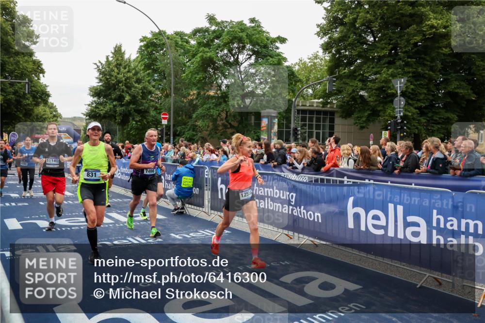 30.06.2024 - hella hamburg halbmarathon Michael Strokosch http://msf.ph/oto/6416300 30.06.2024 11:11:31 Ziel 538, 688, 703, 831, 3599, 4258, 7233, 7466, 7482, 8146, 8158, 9388, 9891, 9905, 10315, 11140, 11387, 11660, 12554 meine-sportfotos.de