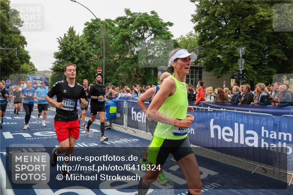 30.06.2024 - hella hamburg halbmarathon Michael Strokosch http://msf.ph/oto/6416324 30.06.2024 11:11:32 Ziel 538, 688, 703, 831, 3599, 4258, 7233, 7466, 7482, 8146, 8147, 9388, 9891, 9905, 10270, 10315, 11140, 11387, 11660, 12554 meine-sportfotos.de