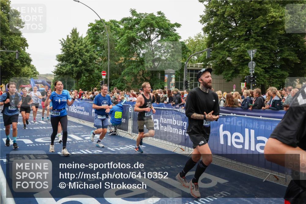 30.06.2024 - hella hamburg halbmarathon Michael Strokosch http://msf.ph/oto/6416352 30.06.2024 11:11:33 Ziel 538, 688, 703, 831, 3599, 7233, 7466, 7482, 8146, 8147, 9388, 10270, 10315, 11140, 11387, 11660, 12554 meine-sportfotos.de