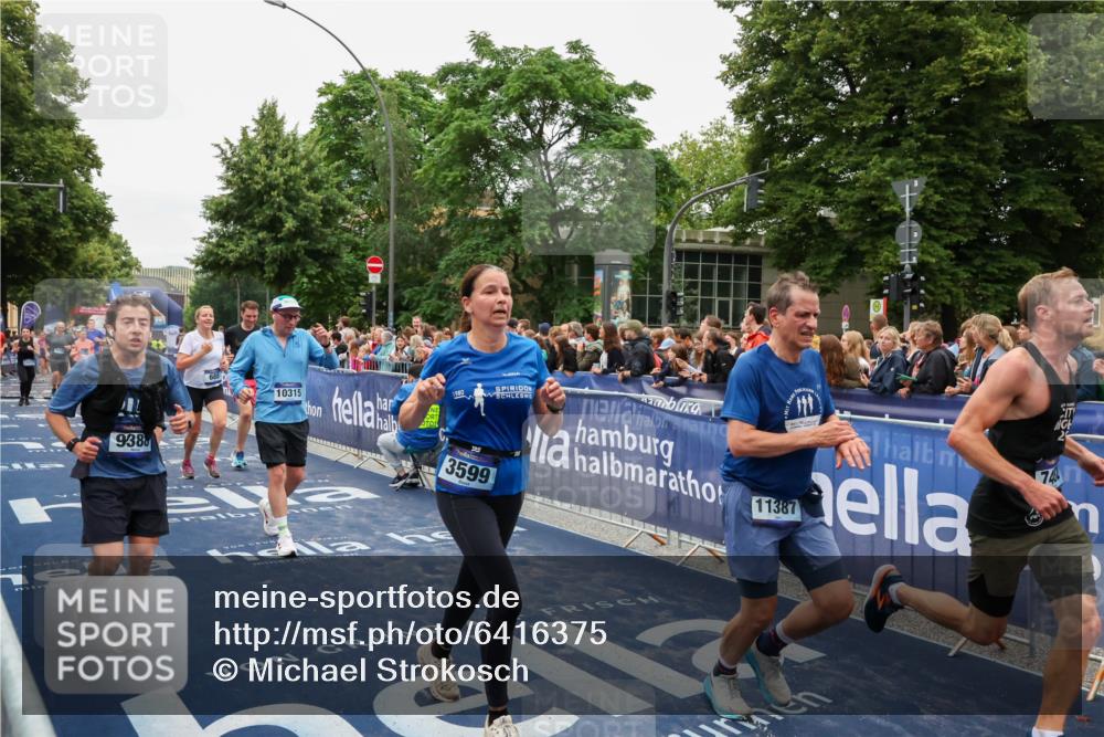 30.06.2024 - hella hamburg halbmarathon Michael Strokosch http://msf.ph/oto/6416375 30.06.2024 11:11:34 Ziel 538, 688, 703, 3599, 7233, 7482, 8146, 8147, 9388, 10237, 10270, 10315, 11140, 11387, 11660, 12396 meine-sportfotos.de