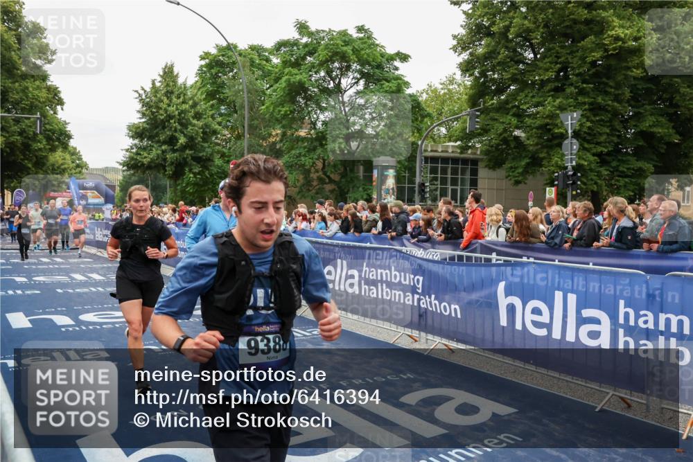 30.06.2024 - hella hamburg halbmarathon Michael Strokosch http://msf.ph/oto/6416394 30.06.2024 11:11:35 Ziel 688, 703, 3599, 4845, 5250, 7233, 7482, 8146, 8147, 9388, 10237, 10270, 10315, 11387, 11660, 12396, 12556 meine-sportfotos.de