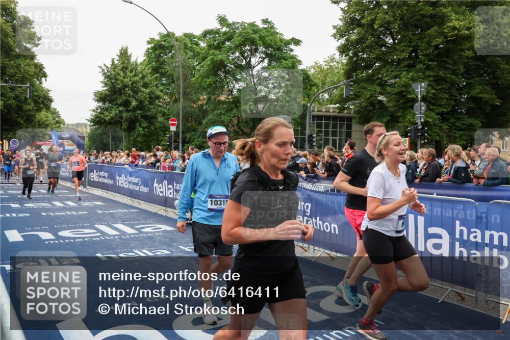 30.06.2024 - hella hamburg halbmarathon Michael Strokosch http://msf.ph/oto/6416411 30.06.2024 11:11:36 Ziel 688, 703, 3108, 3114, 3599, 4845, 5250, 8146, 8147, 9388, 10237, 10270, 10315, 11387, 11660, 12396, 12556 meine-sportfotos.de