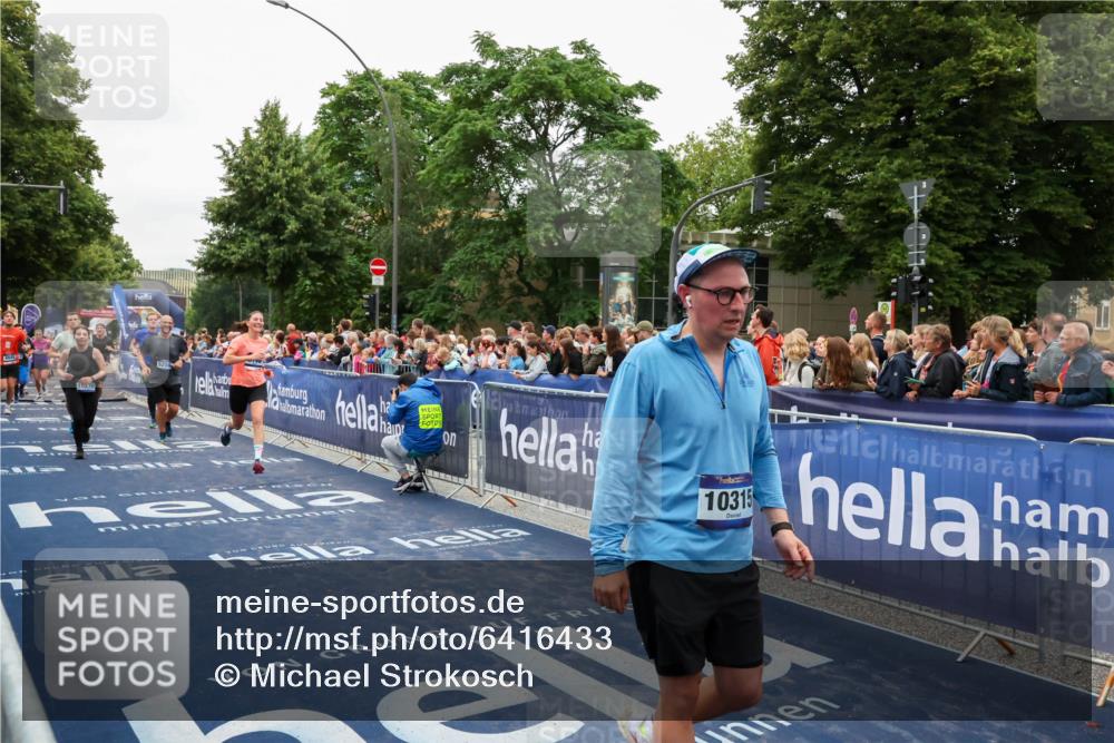30.06.2024 - hella hamburg halbmarathon Michael Strokosch http://msf.ph/oto/6416433 30.06.2024 11:11:37 Ziel 688, 703, 3108, 3114, 4765, 4845, 5250, 5529, 8146, 8147, 9388, 9948, 10237, 10270, 10315, 10378, 11660, 12396, 12556 meine-sportfotos.de