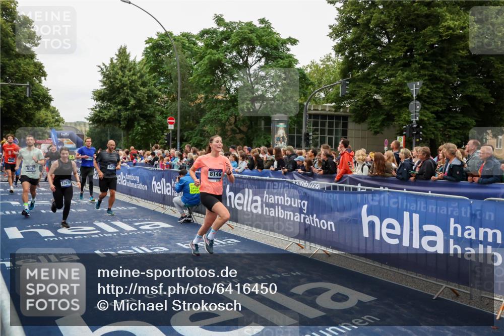 30.06.2024 - hella hamburg halbmarathon Michael Strokosch http://msf.ph/oto/6416450 30.06.2024 11:11:38 Ziel 703, 3108, 3114, 4765, 4845, 5250, 5529, 8146, 8147, 9948, 10237, 10270, 10315, 10378, 12396, 12556 meine-sportfotos.de