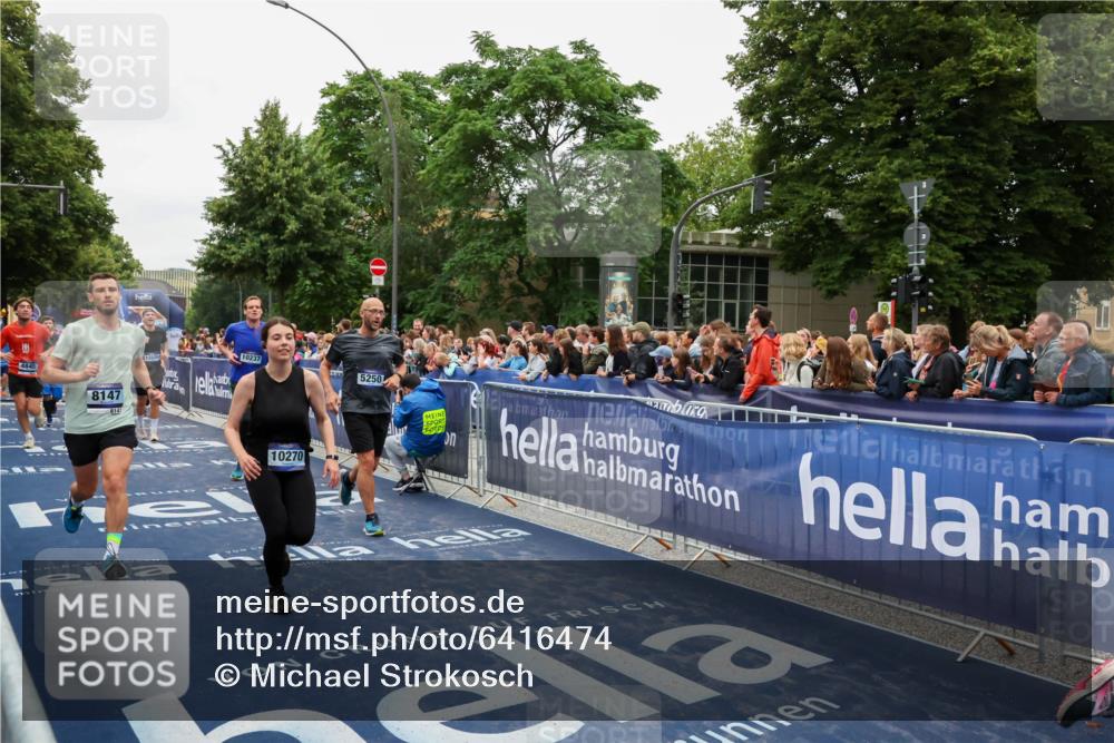 30.06.2024 - hella hamburg halbmarathon Michael Strokosch http://msf.ph/oto/6416474 30.06.2024 11:11:39 Ziel 3108, 3114, 4765, 4845, 5250, 5529, 6150, 7237, 8146, 8147, 9655, 9948, 10237, 10270, 10315, 10378, 11229, 11230, 12396, 12556 meine-sportfotos.de