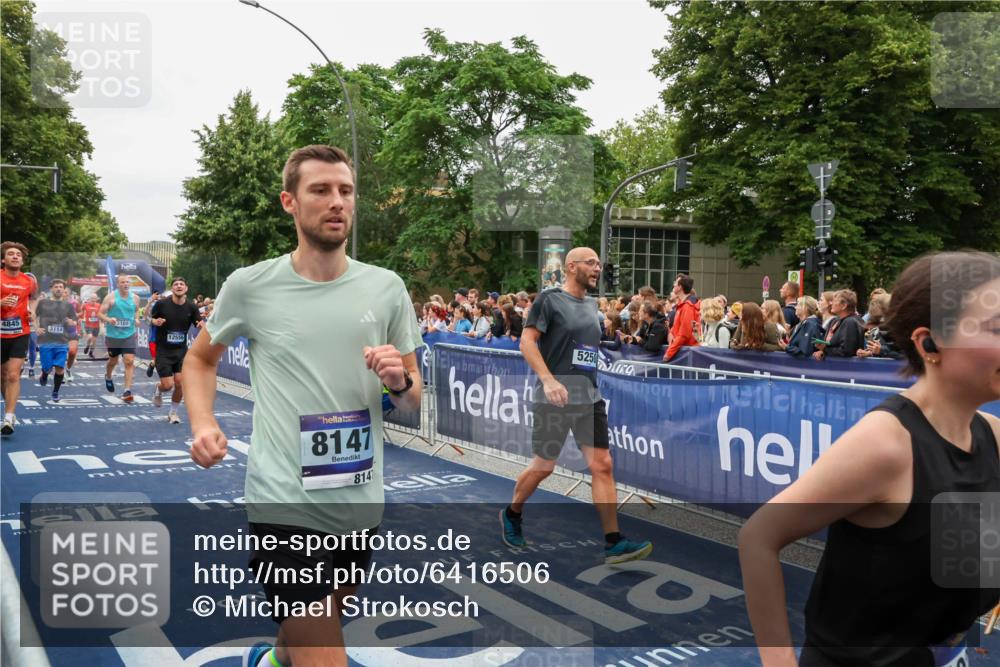 30.06.2024 - hella hamburg halbmarathon Michael Strokosch http://msf.ph/oto/6416506 30.06.2024 11:11:40 Ziel 3108, 3114, 4765, 4845, 5250, 5529, 6150, 7237, 8146, 8147, 9655, 9948, 10237, 10270, 10315, 10378, 11229, 11230, 12396, 12556 meine-sportfotos.de