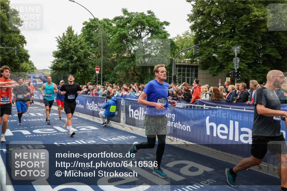 30.06.2024 - hella hamburg halbmarathon Michael Strokosch http://msf.ph/oto/6416536 30.06.2024 11:11:41 Ziel 502, 521, 3108, 3114, 4765, 4845, 5250, 5529, 6150, 7237, 8147, 9655, 9948, 10237, 10270, 10378, 11229, 11230, 12396, 12556 meine-sportfotos.de