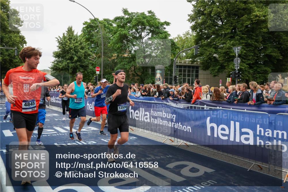 30.06.2024 - hella hamburg halbmarathon Michael Strokosch http://msf.ph/oto/6416558 30.06.2024 11:11:42 Ziel 502, 521, 3108, 3114, 4765, 4845, 5250, 5529, 6150, 7237, 9655, 9948, 9951, 10237, 10378, 11229, 11230, 12396, 12556, 13225 meine-sportfotos.de