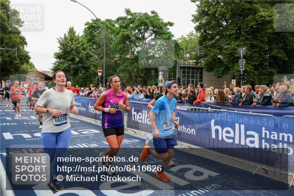 30.06.2024 - hella hamburg halbmarathon Michael Strokosch http://msf.ph/oto/6416626 30.06.2024 11:11:44 Ziel 502, 521, 1268, 2194, 3108, 3114, 4765, 4845, 5250, 5529, 6150, 7237, 8029, 9655, 9948, 9951, 10378, 11229, 11230, 12556, 13225 meine-sportfotos.de