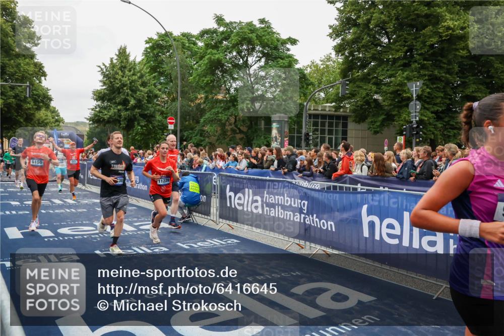 30.06.2024 - hella hamburg halbmarathon Michael Strokosch http://msf.ph/oto/6416645 30.06.2024 11:11:45 Ziel 502, 521, 1268, 2194, 3108, 3114, 4765, 5529, 6150, 7237, 8029, 9655, 9948, 9951, 10378, 11229, 11230, 13225 meine-sportfotos.de