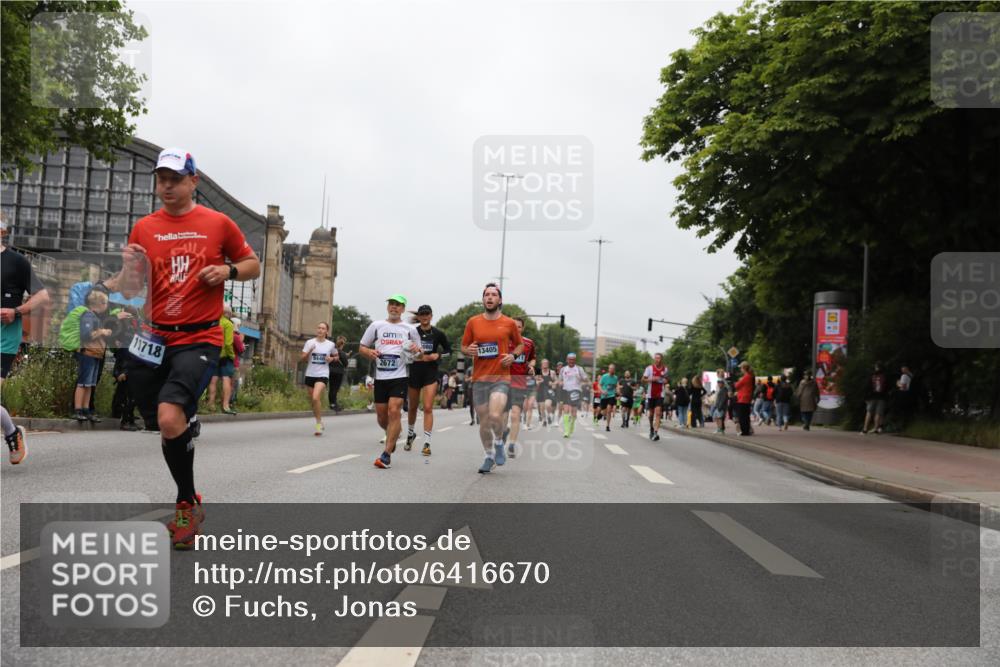 30.06.2024 - hella hamburg halbmarathon Fuchs,  Jonas http://msf.ph/oto/6416670 30.06.2024 11:13:16 20KM 610, 1924, 2422, 2548, 2672, 3774, 4205, 4325, 4359, 6220, 6221, 6419, 6583, 6725, 7126, 7342, 7347, 7642, 8031, 8311, 8339, 8440, 8634, 8943, 9310, 9555, 10075, 10448, 10954, 11071, 11073, 11145, 11198, 11203, 11204, 11289, 11324, 11426, 11718, 13080, 13082, 13215, 13216, 13405, 13438 meine-sportfotos.de