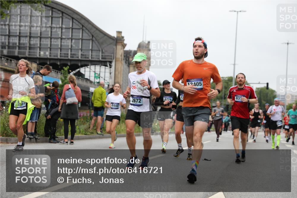 30.06.2024 - hella hamburg halbmarathon Fuchs,  Jonas http://msf.ph/oto/6416721 30.06.2024 11:13:17 20KM 610, 1924, 1937, 2422, 2548, 2672, 3774, 4205, 4297, 4325, 4359, 6220, 6221, 6419, 6583, 7126, 7342, 7347, 7642, 8031, 8311, 8339, 8440, 8943, 9310, 9555, 10075, 10448, 10954, 11071, 11073, 11145, 11198, 11203, 11204, 11289, 11324, 11426, 11718, 13080, 13082, 13215, 13216, 13405, 13438 meine-sportfotos.de