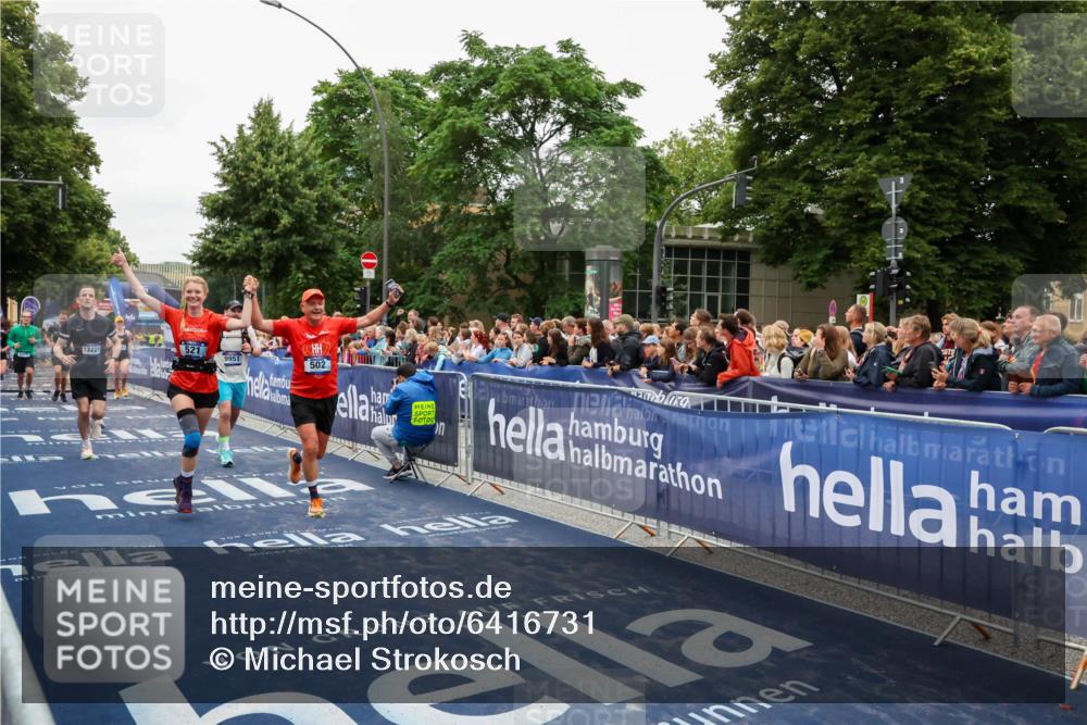 30.06.2024 - hella hamburg halbmarathon Michael Strokosch http://msf.ph/oto/6416731 30.06.2024 11:11:47 Ziel 502, 521, 1268, 2194, 4471, 6150, 6513, 7237, 8029, 9655, 9698, 9951, 10445, 11229, 11230, 12167, 13225 meine-sportfotos.de
