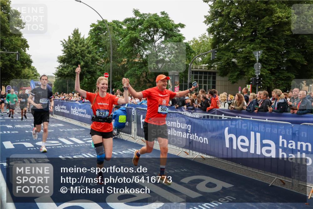 30.06.2024 - hella hamburg halbmarathon Michael Strokosch http://msf.ph/oto/6416773 30.06.2024 11:11:48 Ziel 502, 521, 1268, 2194, 4471, 6150, 6513, 7237, 8029, 9655, 9698, 9951, 10445, 11229, 11230, 12167, 13225 meine-sportfotos.de