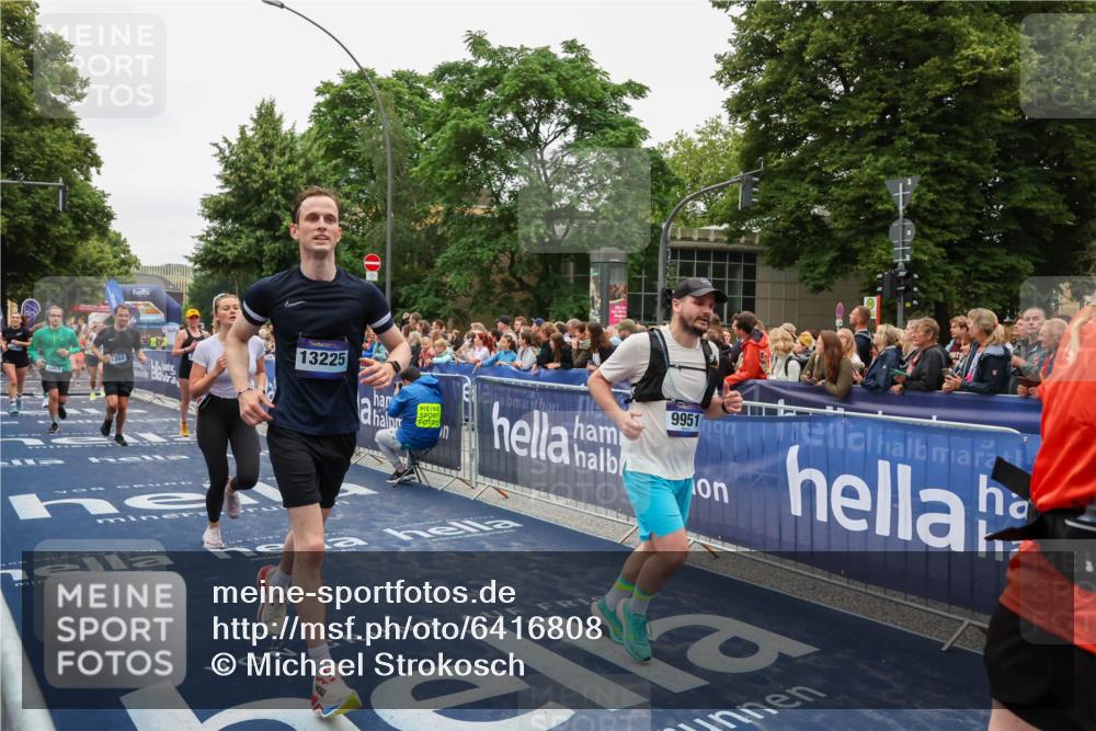 30.06.2024 - hella hamburg halbmarathon Michael Strokosch http://msf.ph/oto/6416808 30.06.2024 11:11:49 Ziel 502, 521, 1268, 2194, 4471, 6414, 6513, 8029, 9698, 9951, 10445, 12167, 13225 meine-sportfotos.de