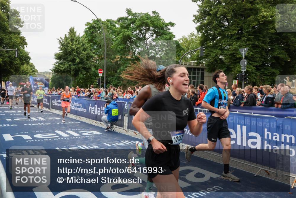 30.06.2024 - hella hamburg halbmarathon Michael Strokosch http://msf.ph/oto/6416993 30.06.2024 11:11:54 Ziel 2817, 4471, 6414, 6513, 7174, 8336, 9414, 9698, 9892, 10445, 10768, 11919, 12167 meine-sportfotos.de