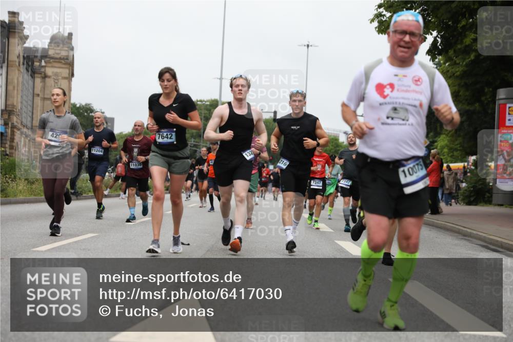 30.06.2024 - hella hamburg halbmarathon Fuchs,  Jonas http://msf.ph/oto/6417030 30.06.2024 11:13:22 20KM 610, 1937, 2422, 2446, 2548, 2672, 3774, 4011, 4205, 4297, 4325, 4359, 5263, 6220, 6221, 6419, 7126, 7342, 7347, 7642, 8031, 8311, 8440, 8943, 9163, 9310, 9555, 10075, 10448, 10954, 11035, 11071, 11073, 11145, 11203, 11204, 11289, 11324, 11718, 12159, 13080, 13082, 13144, 13215, 13216, 13405, 13438 meine-sportfotos.de