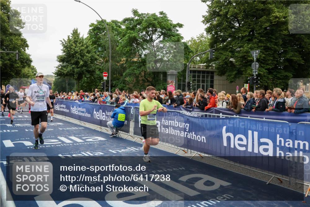 30.06.2024 - hella hamburg halbmarathon Michael Strokosch http://msf.ph/oto/6417238 30.06.2024 11:11:58 Ziel 2817, 4353, 6414, 6972, 7174, 8336, 9366, 9414, 9892, 10283, 10768, 10963, 10970, 11431, 11919, 12040, 12377 meine-sportfotos.de