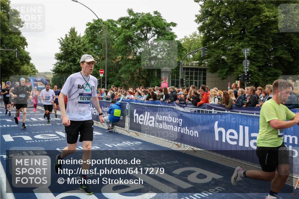 30.06.2024 - hella hamburg halbmarathon Michael Strokosch http://msf.ph/oto/6417279 30.06.2024 11:11:59 Ziel 2817, 4353, 6972, 7174, 8336, 9366, 9414, 9892, 10283, 10768, 10963, 10970, 11431, 11919, 12040, 12377 meine-sportfotos.de