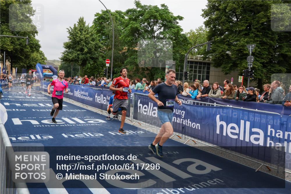 30.06.2024 - hella hamburg halbmarathon Michael Strokosch http://msf.ph/oto/6417296 30.06.2024 10:40:24 Ziel 2208, 3356, 8613, 9326, 9604, 9696, 11563, 12420 meine-sportfotos.de