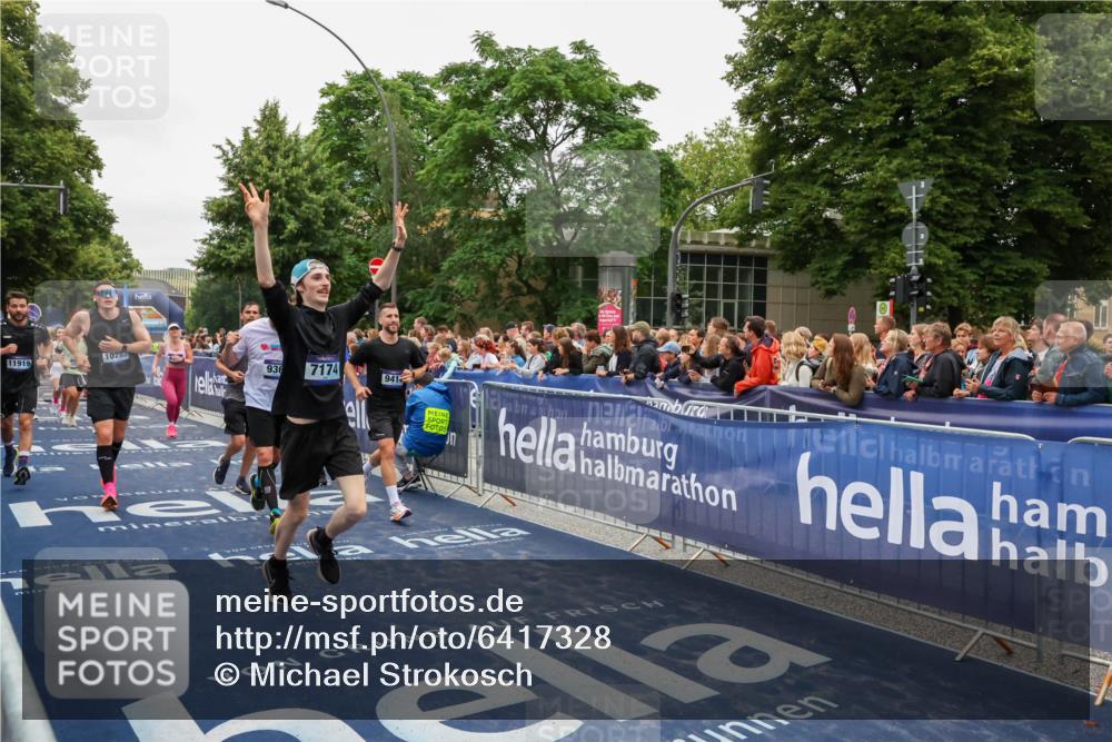 30.06.2024 - hella hamburg halbmarathon Michael Strokosch http://msf.ph/oto/6417328 30.06.2024 11:12:00 Ziel 4353, 6972, 7174, 8234, 8336, 9366, 9414, 9892, 9996, 10283, 10768, 10963, 10970, 11431, 11919, 12040, 12377 meine-sportfotos.de