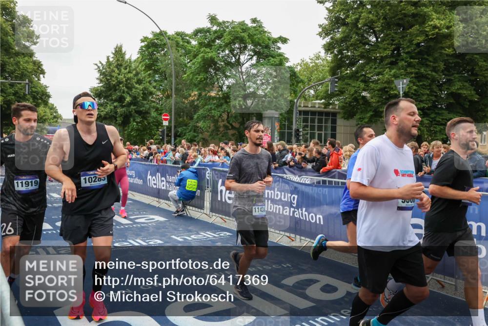 30.06.2024 - hella hamburg halbmarathon Michael Strokosch http://msf.ph/oto/6417369 30.06.2024 11:12:02 Ziel 2947, 4353, 6972, 7174, 8234, 8336, 8912, 9366, 9414, 9996, 10283, 10963, 10970, 11431, 11919, 12040, 12227, 12377 meine-sportfotos.de