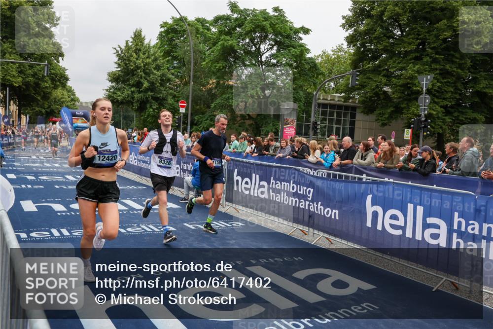 30.06.2024 - hella hamburg halbmarathon Michael Strokosch http://msf.ph/oto/6417402 30.06.2024 10:40:31 Ziel 2075, 8545, 9326, 9604, 10846, 11265, 12420 meine-sportfotos.de