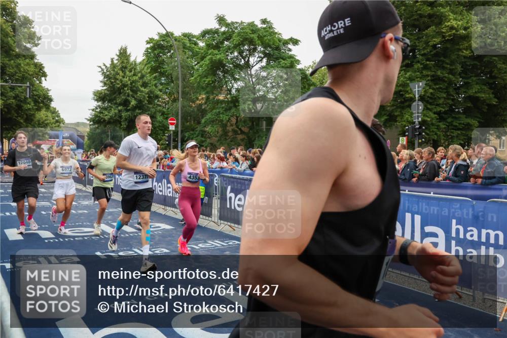 30.06.2024 - hella hamburg halbmarathon Michael Strokosch http://msf.ph/oto/6417427 30.06.2024 11:12:03 Ziel 2947, 4353, 5136, 6972, 8234, 8336, 8912, 9366, 9414, 9996, 10283, 10722, 10963, 10970, 11431, 11919, 12040, 12227, 12377, 13403 meine-sportfotos.de
