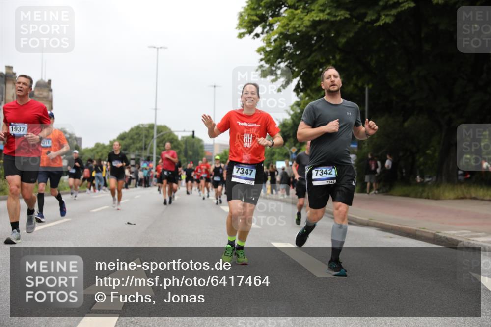 30.06.2024 - hella hamburg halbmarathon Fuchs,  Jonas http://msf.ph/oto/6417464 30.06.2024 11:13:26 20KM 556, 1937, 2422, 2446, 2548, 2672, 3774, 4011, 4205, 4297, 4325, 4359, 5263, 5922, 6220, 6221, 6419, 7342, 7347, 7642, 8031, 8311, 8440, 8943, 9163, 9310, 9555, 10075, 10954, 11035, 11071, 11073, 11203, 11204, 11324, 11325, 11544, 11714, 11718, 12159, 13080, 13082, 13144, 13215, 13216, 13405, 13438 meine-sportfotos.de
