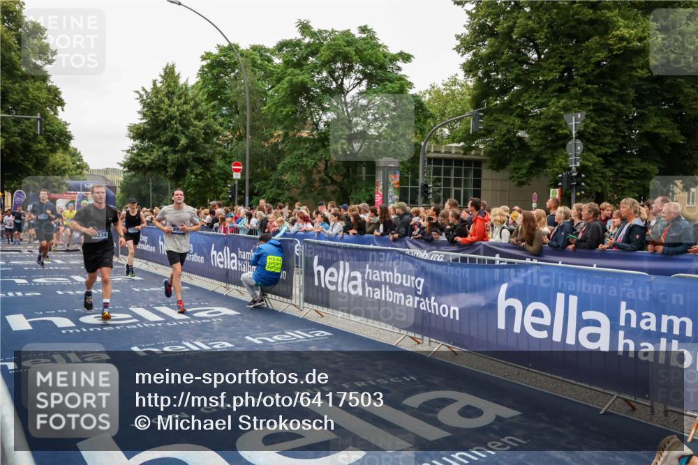 30.06.2024 - hella hamburg halbmarathon Michael Strokosch http://msf.ph/oto/6417503 30.06.2024 11:12:05 Ziel 2644, 2947, 4146, 4353, 5136, 6972, 8234, 8912, 9996, 10722, 10963, 10970, 12040, 12227, 12377, 13403 meine-sportfotos.de