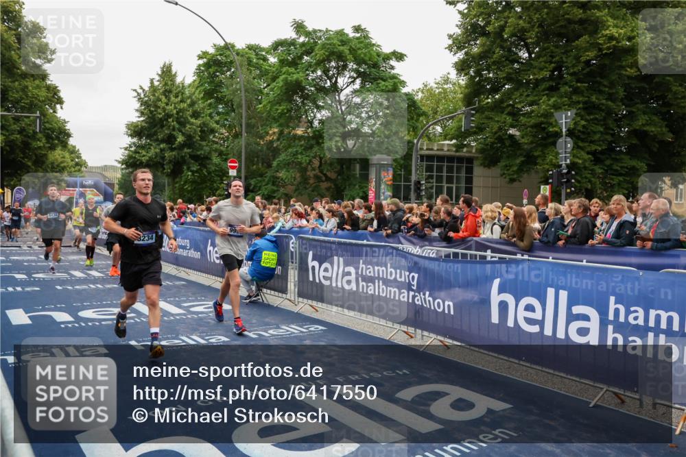 30.06.2024 - hella hamburg halbmarathon Michael Strokosch http://msf.ph/oto/6417550 30.06.2024 11:12:06 Ziel 2644, 2947, 4146, 4353, 5136, 6972, 8234, 8912, 9996, 10298, 10722, 10963, 12040, 12227, 13403 meine-sportfotos.de