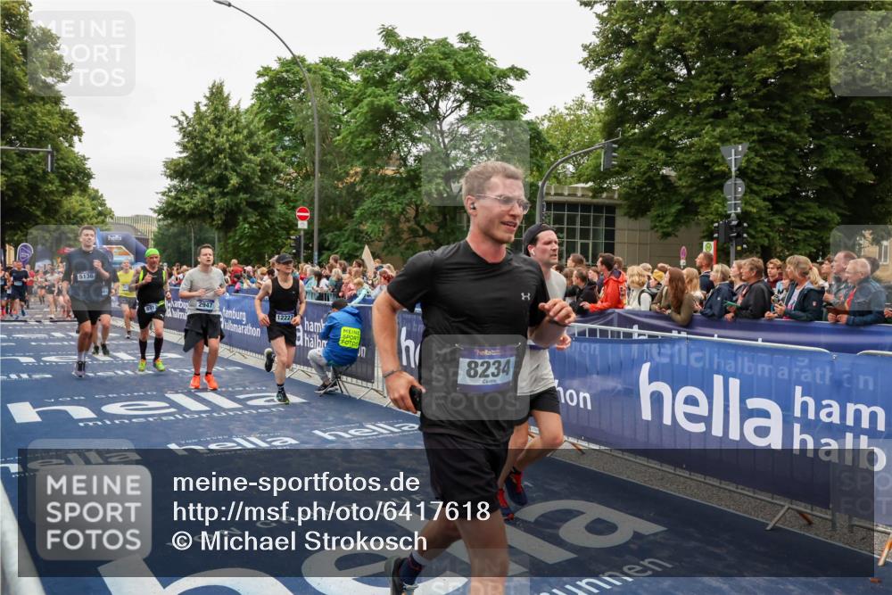30.06.2024 - hella hamburg halbmarathon Michael Strokosch http://msf.ph/oto/6417618 30.06.2024 11:12:07 Ziel 2644, 2947, 4146, 4506, 4683, 5136, 7685, 8234, 8700, 8912, 9996, 10298, 10722, 10777, 10963, 12227, 13403 meine-sportfotos.de