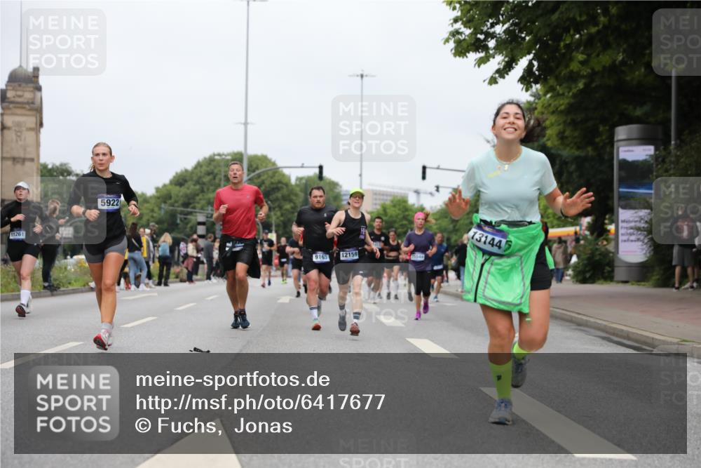 30.06.2024 - hella hamburg halbmarathon Fuchs,  Jonas http://msf.ph/oto/6417677 30.06.2024 11:13:28 20KM 556, 830, 1937, 2422, 2446, 2548, 2672, 3774, 4011, 4205, 4297, 4325, 4359, 4519, 5263, 5405, 5922, 6220, 6221, 6419, 7342, 7347, 7642, 8311, 8440, 8943, 9163, 9310, 9555, 10075, 10954, 11035, 11071, 11203, 11204, 11324, 11325, 11544, 11714, 11718, 12159, 13080, 13082, 13144, 13215, 13216, 13405, 13438 meine-sportfotos.de